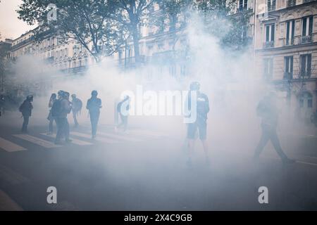 1. Mai 2024, Paris, Frankreich. Pressevertreter machen Fotos in einer Tränengaswolke, nachdem die französische Polizei sie gegen Demonstranten am Mai eingesetzt hatte. Quelle: Jay Kogler/Alamy Live News Stockfoto