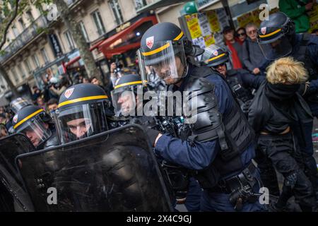 1. Mai 2024, Paris, Frankreich. Die Polizei hält eine Menge mit Aufruhr-Schilden zurück, während ein Demonstrant verhaftet wird. Quelle: Jay Kogler/Alamy Live News Stockfoto