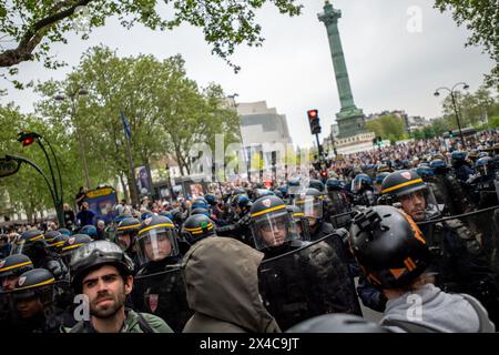 1. Mai 2024, Paris, Frankreich. Die Polizei teilte die Demonstranten am Maitag auf dem Place de la Bastille in zwei Hälften auf. Quelle: Jay Kogler/Alamy Live News Stockfoto