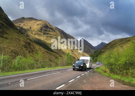 Blick nach Westen auf Glen Shiel, die A87 (alte Militärstraße) hinunter in Richtung Shiel Bridge. North West Highlands, Schottland, Großbritannien Stockfoto