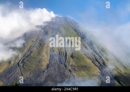 Costa Rica, Arenal Observatory. Wolken auf dem Vulkan Arenal. Stockfoto