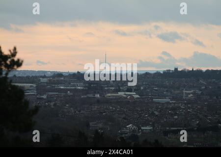 Silhouette der Sendestation Emley Moor von Leeds aus gesehen Stockfoto