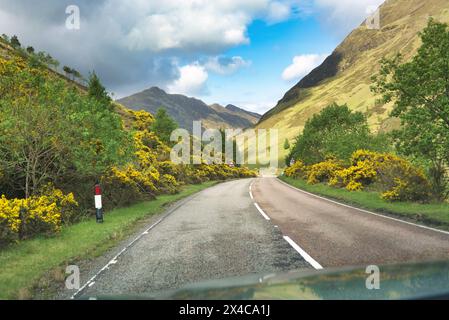Blick nach Westen auf Glen Shiel, die A87 (alte Militärstraße) hinunter in Richtung Shiel Bridge. North West Highlands, Schottland, Großbritannien Stockfoto