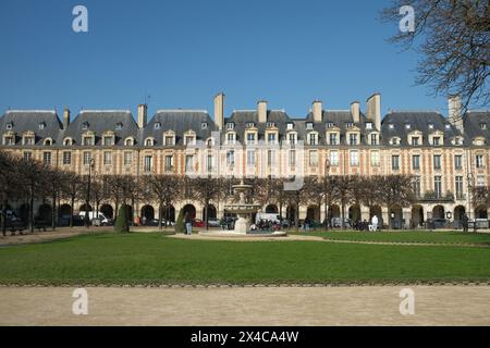 Paris, Frankreich - 7. März 2024. Der Place des Vosges, ursprünglich der Place Royale, der älteste geplante Platz in Paris, Frankreich. Stockfoto