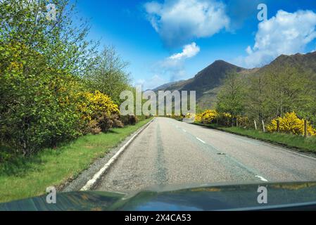 Blick nach Westen auf Glen Shiel, die A87 (alte Militärstraße) hinunter in Richtung Shiel Bridge. North West Highlands, Schottland, Großbritannien Stockfoto