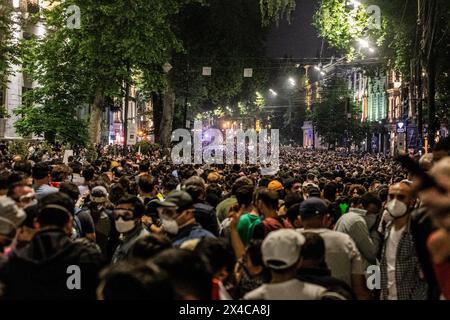 Tiflis, Georgien. Mai 2024. Während einer Demonstration auf der Rustaveli Avenue wird eine riesige Menge Demonstranten gesehen. Tausende haben an einem Protest gegen die zweite Lesung eines Gesetzes teilgenommen, das zur Vornahme eines umstrittenen Gesetzes über "ausländische Agenten" gestimmt wurde, das wochenlange Massenproteste in der Hauptstadt Tiflis ausgelöst hat. Quelle: SOPA Images Limited/Alamy Live News Stockfoto