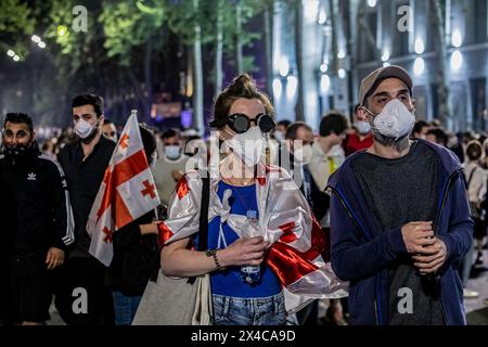 Tiflis, Georgien. Mai 2024. Während einer Demonstration vor dem georgischen Parlament wird eine Menge Demonstranten gesehen. Tausende haben an einem Protest gegen die zweite Lesung eines Gesetzes teilgenommen, das zur Vornahme eines umstrittenen Gesetzes über "ausländische Agenten" gestimmt wurde, das wochenlange Massenproteste in der Hauptstadt Tiflis ausgelöst hat. Quelle: SOPA Images Limited/Alamy Live News Stockfoto