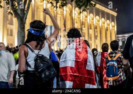 Tiflis, Georgien. Mai 2024. Während einer Demonstration vor dem georgischen Parlament wird eine Menge Demonstranten gesehen. Tausende haben an einem Protest gegen die zweite Lesung eines Gesetzes teilgenommen, das zur Vornahme eines umstrittenen Gesetzes über "ausländische Agenten" gestimmt wurde, das wochenlange Massenproteste in der Hauptstadt Tiflis ausgelöst hat. Quelle: SOPA Images Limited/Alamy Live News Stockfoto