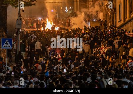 Tiflis, Georgien. Mai 2024. Demonstranten stoßen bei einer Demonstration vor dem georgischen parlament mit der Polizei zusammen. Tausende haben an einem Protest gegen die zweite Lesung eines Gesetzes teilgenommen, das zur Vornahme eines umstrittenen Gesetzes über "ausländische Agenten" gestimmt wurde, das wochenlange Massenproteste in der Hauptstadt Tiflis ausgelöst hat. Quelle: SOPA Images Limited/Alamy Live News Stockfoto