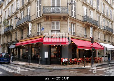 Paris, Frankreich - 11. März 2024. Gebäudefassade und Terrasse im 'Le Flores', einem französischen Restaurant, Café in der Rue du Bac im 7. Arrondissement von Paris Stockfoto