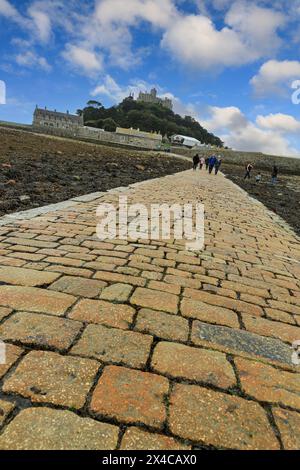 Touristen, die auf dem Tidal Causeway zum St. Michael's Mount laufen, einer Gezeiteninsel in Mount's Bay, Marazion, Penzance, Cornwall, England, Vereinigtes Königreich Stockfoto