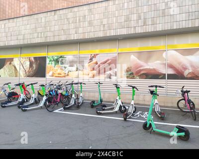 Prag, Tschechische republik - 2. Mai 2024: Roller Parkviertel Prag 8, Florenc Stockfoto