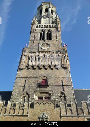 Der Glockenturm von Brügge wird unter blauem Himmel errichtet. Mittelalterlicher Glockenturm auf dem Grand Place. Stockfoto