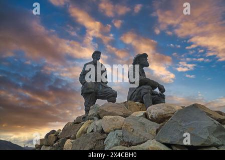 Blick nach Südwesten auf den Fluss Sligachan an der „Alten Brücke“. Touristen. Der Fluss umrahmte die Cuillin-Berge. Skye. West Highlands, Schottland Stockfoto