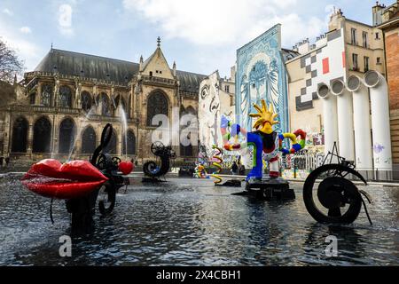 Paris, Frankreich - 11. März 2024. Igor-Strawinsky-Platz mit Strawinsky-Brunnen und Kirche Saint-Merri im Stadtteil Saint-Merri in Paris, Frankreich. Stockfoto