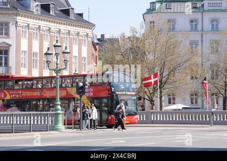 Kopenhagen, Dänemark /02. Mai 2024/Hop-on-Hop-off-Bus-Besichtigungstouren und Kanaltouren Kopenhagen Bootsfahrt Ente im Kopenhagener Kanal oder Kanal in der dänischen Hauptstadt. (Foto. Francis Joseph Dekan/Dekan Bilder) Stockfoto