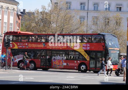 Kopenhagen, Dänemark /02. Mai 2024/Hop-on-Hop-off-Bus-Besichtigungstouren und Kanaltouren Kopenhagen Bootsfahrt Ente im Kopenhagener Kanal oder Kanal in der dänischen Hauptstadt. (Foto. Francis Joseph Dekan/Dekan Bilder) Stockfoto