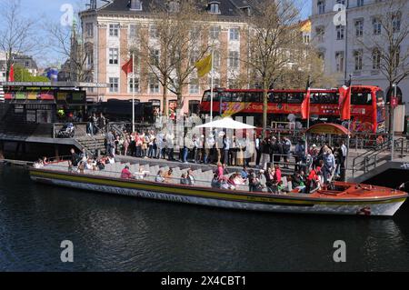 Kopenhagen, Dänemark /02. Mai 2024/Hop-on-Hop-off-Bus-Besichtigungstouren und Kanaltouren Kopenhagen Bootsfahrt Ente im Kopenhagener Kanal oder Kanal in der dänischen Hauptstadt. (Foto. Francis Joseph Dekan/Dekan Bilder) Stockfoto