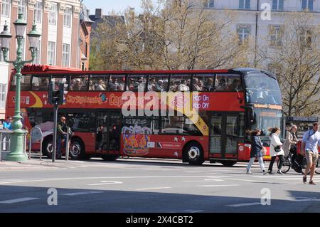 Kopenhagen, Dänemark /02. Mai 2024/Hop-on-Hop-off-Bus-Besichtigungstouren und Kanaltouren Kopenhagen Bootsfahrt Ente im Kopenhagener Kanal oder Kanal in der dänischen Hauptstadt. (Foto. Francis Joseph Dekan/Dekan Bilder) Stockfoto