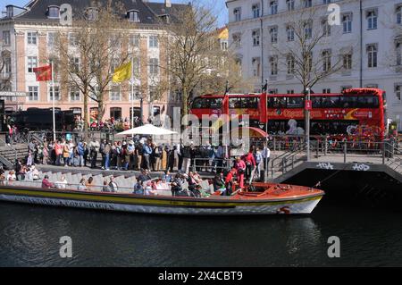 Kopenhagen, Dänemark /02. Mai 2024/Hop-on-Hop-off-Bus-Besichtigungstouren und Kanaltouren Kopenhagen Bootsfahrt Ente im Kopenhagener Kanal oder Kanal in der dänischen Hauptstadt. (Foto. Francis Joseph Dekan/Dekan Bilder) Stockfoto