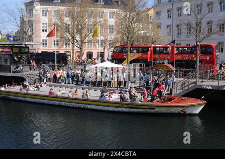 Kopenhagen, Dänemark /02. Mai 2024/Hop-on-Hop-off-Bus-Besichtigungstouren und Kanaltouren Kopenhagen Bootsfahrt Ente im Kopenhagener Kanal oder Kanal in der dänischen Hauptstadt. (Foto. Francis Joseph Dekan/Dekan Bilder) Stockfoto