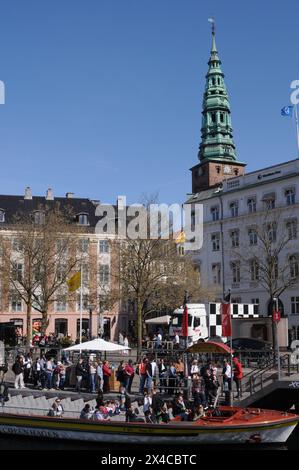 Kopenhagen, Dänemark /02. Mai 2024/Hop-on-Hop-off-Bus-Besichtigungstouren und Kanaltouren Kopenhagen Bootsfahrt Ente im Kopenhagener Kanal oder Kanal in der dänischen Hauptstadt. (Foto. Francis Joseph Dekan/Dekan Bilder) Stockfoto