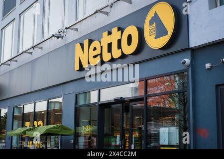 Netto Lebensmittelgeschäft. Netto ist ein dänischer Discount-Supermarkt, der in Dänemark, Deutschland und Polen tätig ist. Im Besitz der Salling Group, CEO anders Hagh. Stockfoto