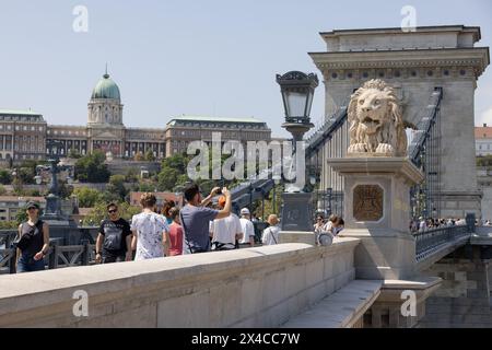 (240502) -- BUDAPEST, 2. Mai 2024 (Xinhua) -- Menschen gehen auf der Kettenbrücke in Budapest, Ungarn, 4. August 2023. (Foto: Attila Volgyi/Xinhua) Stockfoto