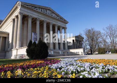 (240502) -- BUDAPEST, 2. Mai 2024 (Xinhua) -- Blumen blühen vor dem Museum der Schönen Künste in Budapest, Ungarn, 17. März 2024. (Foto: Attila Volgyi/Xinhua) Stockfoto