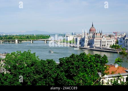 (240502) -- BUDAPEST, 2. Mai 2024 (Xinhua) -- dieses Foto vom 13. April 2024 zeigt das Parlamentsgebäude und die Donau in Budapest, Ungarn. (Xinhua/Zheng Kaijun) Stockfoto