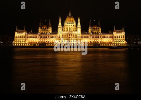 (240502) -- BUDAPEST, 2. Mai 2024 (Xinhua) -- dieses Foto vom 21. Mai 2019 zeigt einen Blick auf das Parlamentsgebäude bei Nacht in Budapest, Ungarn. (Xinhua/Zheng Huansong) Stockfoto