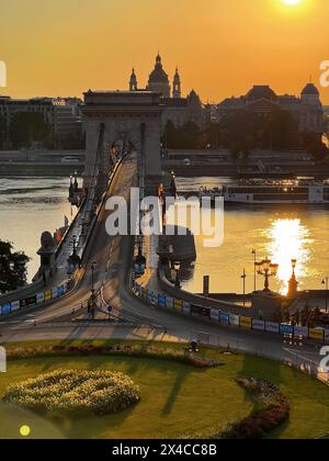 (240502) -- BUDAPEST, 2. Mai 2024 (Xinhua) -- dieses Foto vom 27. August 2023 zeigt die Kettenbrücke bei Sonnenaufgang in Budapest, Ungarn. (Xinhua/Meng Dingbo) Stockfoto