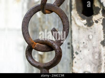 Detaillierte Aufnahme eines alten, rostigen Schlüssels Stockfoto