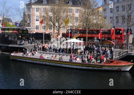 Kopenhagen, Dänemark /02. Mai 2024/Hop-on-Hop-off-Bus-Besichtigungstouren und Kanaltouren Kopenhagen Bootsfahrt Ente im Kopenhagener Kanal oder Kanal in der dänischen Hauptstadt. Foto. Francis Joseph Dean/Dean Pictures Stockfoto