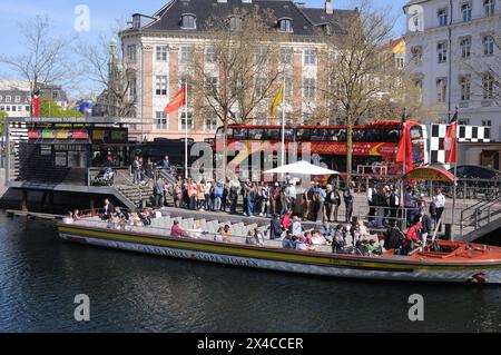 Kopenhagen, Dänemark /02. Mai 2024/Hop-on-Hop-off-Bus-Besichtigungstouren und Kanaltouren Kopenhagen Bootsfahrt Ente im Kopenhagener Kanal oder Kanal in der dänischen Hauptstadt. Foto. Francis Joseph Dean/Dean Pictures Stockfoto