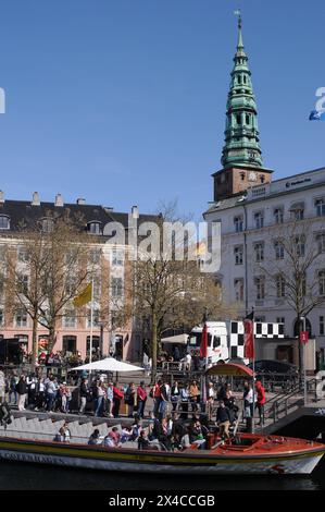 Kopenhagen, Dänemark /02. Mai 2024/Hop-on-Hop-off-Bus-Besichtigungstouren und Kanaltouren Kopenhagen Bootsfahrt Ente im Kopenhagener Kanal oder Kanal in der dänischen Hauptstadt. Foto. Francis Joseph Dean/Dean Pictures Stockfoto