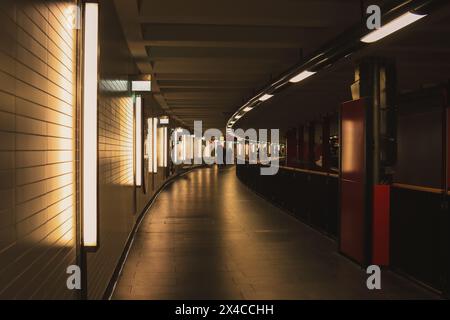 Erkunden Sie den Herzschlag der Stadt: Ein fesselnder Blick auf die U-Bahn-Station, wo geschäftige Pendler und urbane Architektur in einem Symphon zusammenkommen Stockfoto