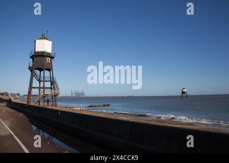 Viktorianische Leuchttürme am Strand von Dovercourt, Harwich, Essex im Vereinigten Königreich Stockfoto