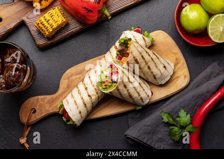 Mexikanische Küche mit Burritos mit Fleisch und gegrilltem Gemüse Stockfoto