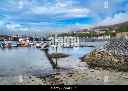 Blick nach Nordwesten zum Hafen von Mallaig am Mallaig Pier. WESTERN Highlands, Schottland, Großbritannien Stockfoto