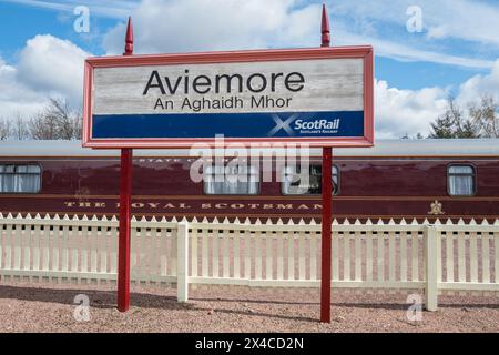 Bahnsteig-Schild für den viktorianischen Aviemore-Bahnhof. Stockfoto