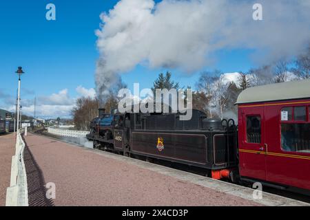London Midland & Scottish Railway Ivatt Class 2MT 2-6-0 Tenderdampflokomotive verlässt den Bahnhof Aviemore und zieht die Royal Scotsman Waggons. Stockfoto