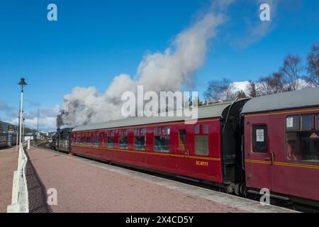 London Midland & Scottish Railway Ivatt Class 2MT 2-6-0 Tenderdampflokomotive verlässt den Bahnhof Aviemore und zieht die Royal Scotsman Waggons. Stockfoto