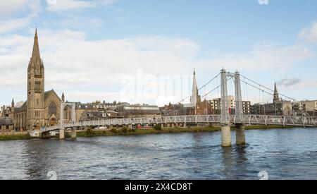 Greig Street Bridge, eine Fußgängerbrücke, die den Fluss Ness in der schottischen Stadt Inverness überquert. Stockfoto