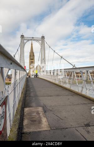 Greig Street Bridge, eine Fußgängerbrücke, die den Fluss Ness in der schottischen Stadt Inverness überquert. Stockfoto