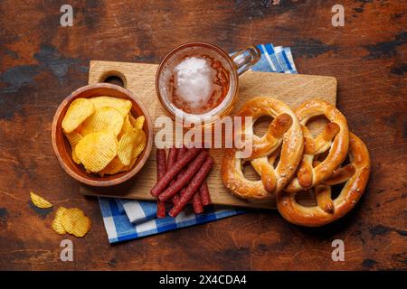 Verschiedene Bierstände: Chips, Nüsse, Brezeln. Verschiedene Optionen für Erfrischungen Stockfoto