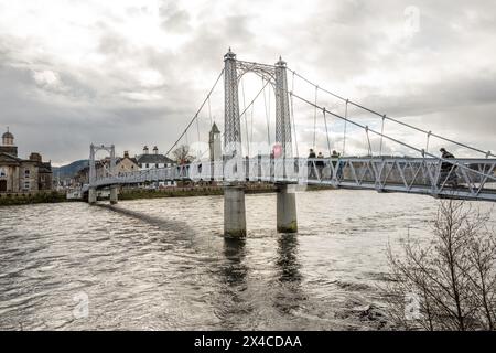 Greig Street Bridge, eine Fußgängerbrücke, die den Fluss Ness in der schottischen Stadt Inverness überquert. Stockfoto