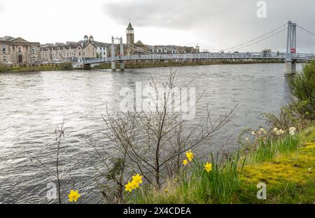 Greig Street Bridge, eine Fußgängerbrücke, die den Fluss Ness in der schottischen Stadt Inverness überquert. Stockfoto