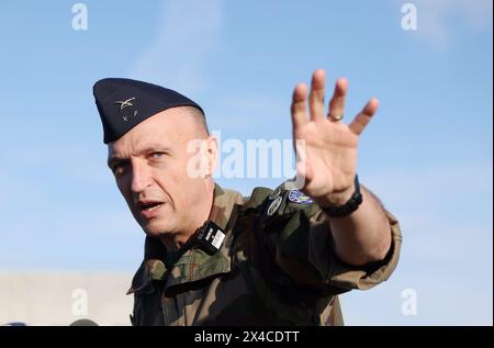 © PHOTOPQR/LE PARISIEN/Jean-Baptiste Quentin; Velizy-Villacoublay; 14/03/2024; Base aérienne 107 Commandement de la Défense Aérienne et des Opérations Aériennes (CDAOA). Opération 'Coubertin LAD 2' Consistant en un exercice sur toute la France de lutte Anti-Drohne. Démonstration de différents Corps d'Etat responsables de la sécurité des Jeux Olympiques Paris 2024 dans la lutte Anti-Drohne, et démonstration de différents matériels de plusieurs entreprises francaises . Le général Bourguignon, Officier Général en Charge de la Protection aérienne et anti Drones des JOP 2024 Armée de l'Air et d Stockfoto