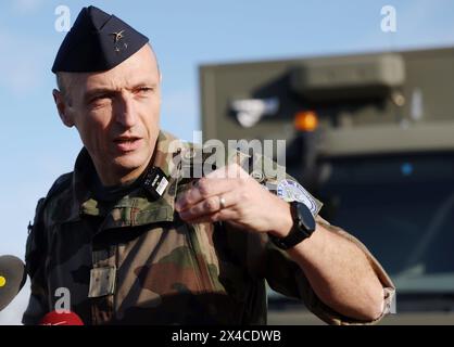 © PHOTOPQR/LE PARISIEN/Jean-Baptiste Quentin; Velizy-Villacoublay; 14/03/2024; Base aérienne 107 Commandement de la Défense Aérienne et des Opérations Aériennes (CDAOA). Opération 'Coubertin LAD 2' Consistant en un exercice sur toute la France de lutte Anti-Drohne. Démonstration de différents Corps d'Etat responsables de la sécurité des Jeux Olympiques Paris 2024 dans la lutte Anti-Drohne, et démonstration de différents matériels de plusieurs entreprises francaises . Le général Bourguignon, Officier Général en Charge de la Protection aérienne et anti Drones des JOP 2024 Armée de l'Air et d Stockfoto